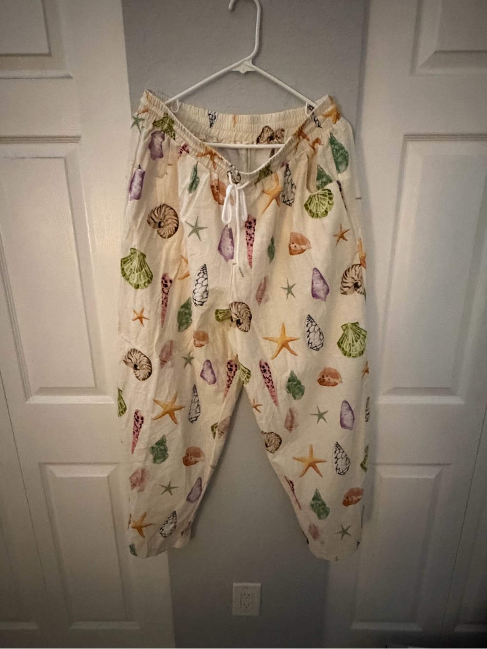 SHEIN Cream Seashell Print Elastic-Waist Joggers